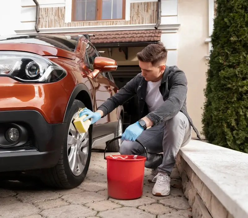 Lavage auto à domicile Basse-Goulaine : professionnel intervenant sur un véhicule